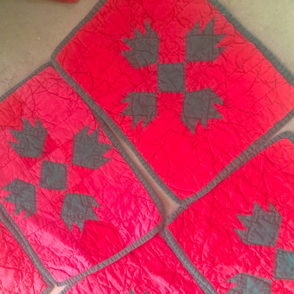 Six pieced cotton quilted turn of century antique log cabin placemats red green